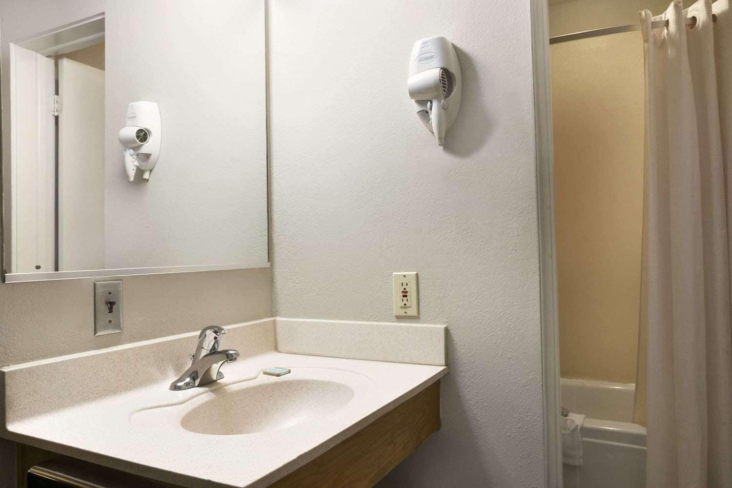 Travelodge By Wyndham Romulus Detroit Airport Eksteriør bilde
